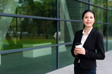 sıcak espresso fincan tutan ajan kadın gülümseyerek