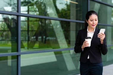 tatlı office çalışan kız sıcak kahve fincanı holding