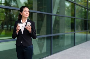 Kendine güvenen otel Yöneticisi kız sıcak espresso holding