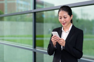 gülümseyen iş kadını mutlu mobil izlerken