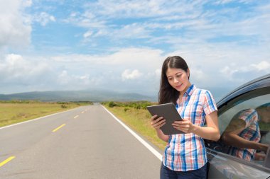 Dijital tablet bilgisayar tutan genç kız