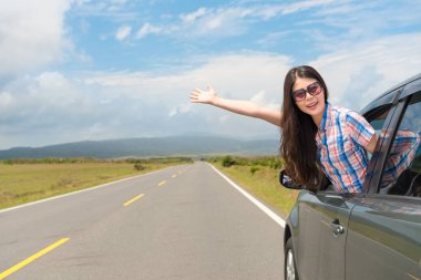 kadın giyiyor güneş gözlüğü, mutlu bir şekilde gösteren yapmak