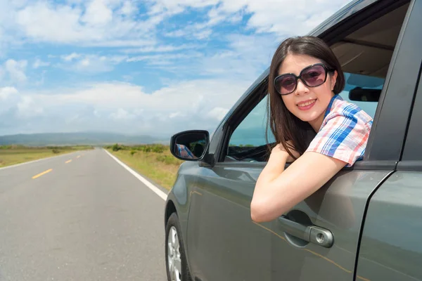 Pausado turista femenina usando gafas de sol — Foto de Stock