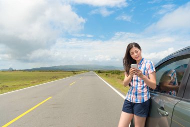 hareket eden smartphone kullanarak gülümseyen kadın turist