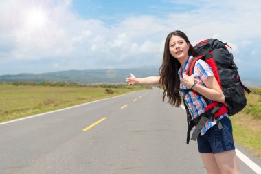 kadın backpacker güneşli öğleden sonra tatil