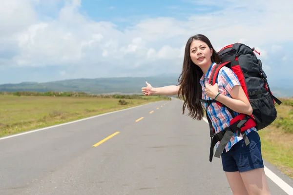 Femme portant sac à dos de voyage debout sur la route — Photo