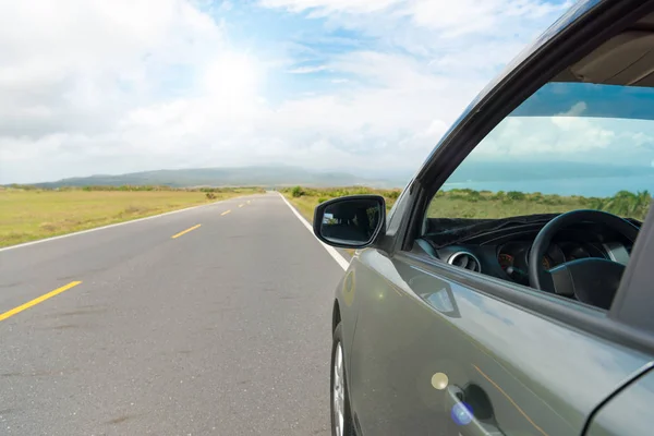 Coche ventana abierta y parada en la carretera del país — Foto de Stock