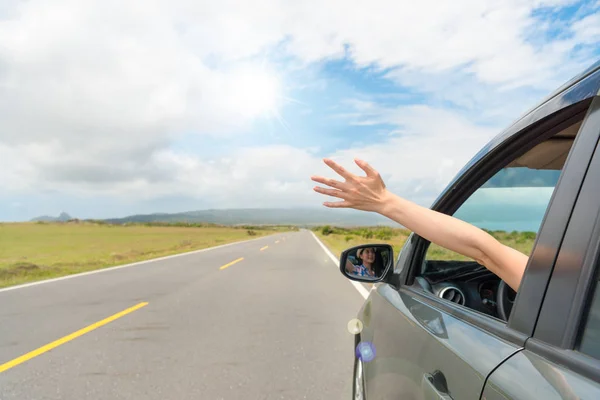 Primer plano mujer atractiva mano vacaciones relajantes — Foto de Stock