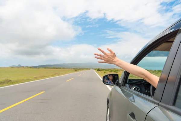 Chica sentado en viaje coche felizmente llegar mano — Foto de Stock