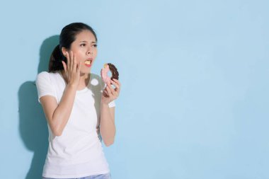 diş çürüğü sahip oldukça çekici kız öğrenci