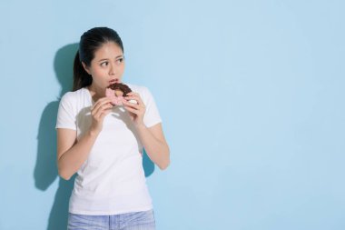 güzel kadın modeli boş alanda arıyorsunuz