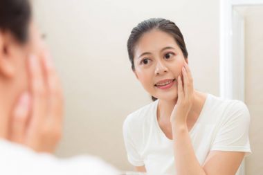 tatlı zarif kız öğrenci tuvalette ayakta