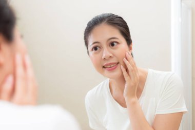 ayna yansıması ile çekici kadın modeli