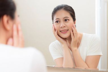 Banyoda ayakta ve ayna arayan Bayan