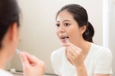 genç kadın modeli odak ayna yansıması