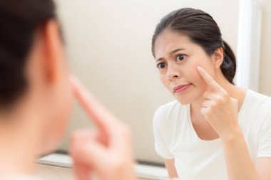 şirin kız öğrencinin yüzü sivilce olması can sıkıcı