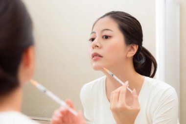 tatlı genç kadının fotoğrafını seçici odak