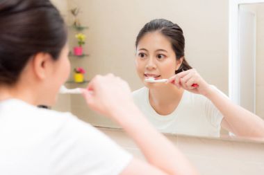 aynanın önünde duran tatlı güzel kadın