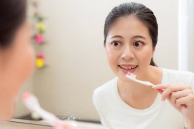 güzel genç ev hanımı holding diş fırçası 