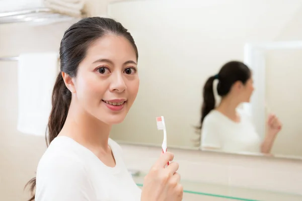 Красива здорова жінка підтримує відбілювач зубів — стокове фото