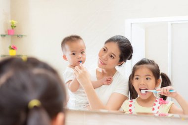 küçük bebek oğlu tutan gülümseyen zerafet anne