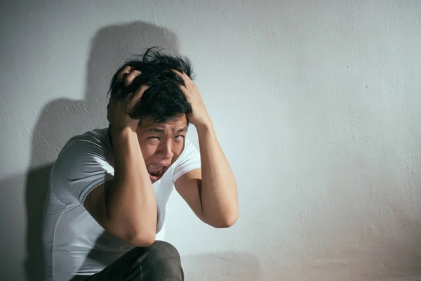 Primer plano foto de la tristeza joven en blanco — Foto de Stock