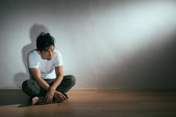 Νέοι αυτισμό υπομονετικός άνθρωπος κάθεται στο ξύλινο πάτωμα — Φωτογραφία Αρχείου