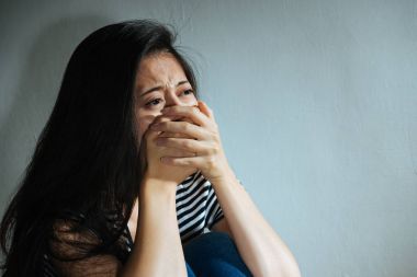 Yalnız ağlayan genç kız kapak ağız closeup