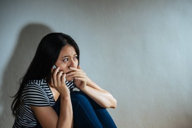 kötü muamele görmüş kadın kavramı - üzüntü kadın