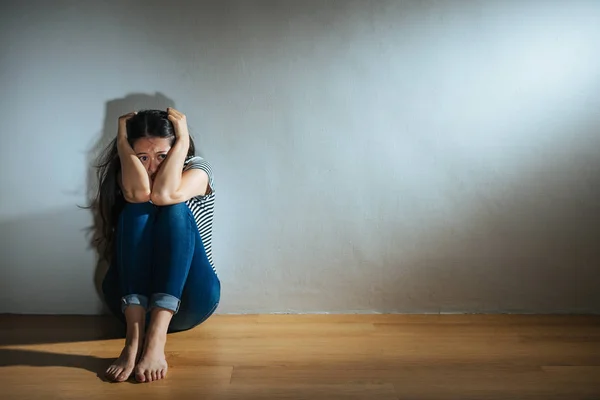 Depressive Angst Mädchen hört Gewalt in der Familie — Stockfoto