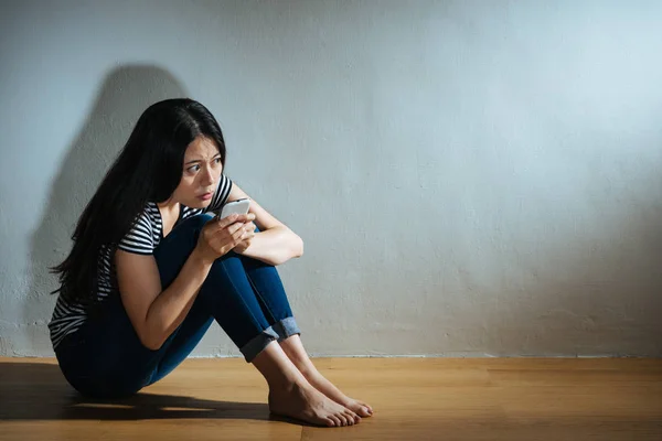 Ragazza ottenere violenza problema seduto in buio — Foto Stock