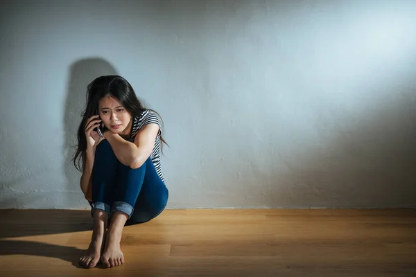 受虐受虐的妇女的年轻女孩的概念 — 图库照片