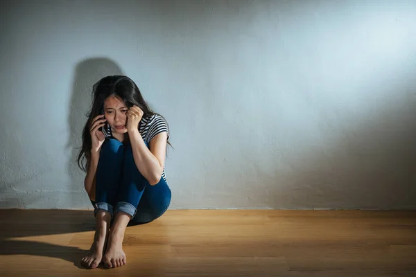 Woman using mobile smartphone calling for help — Stock Photo, Image