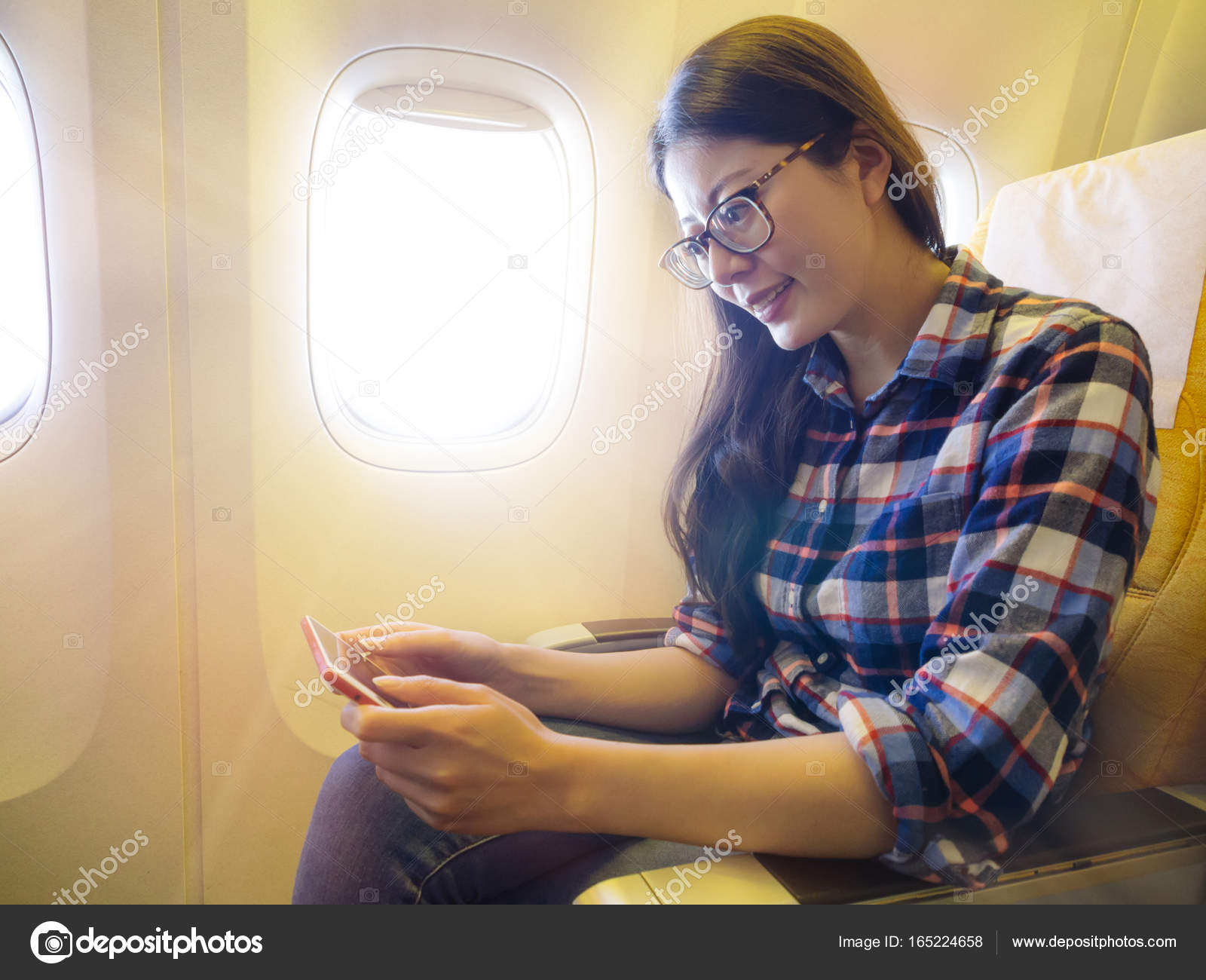 Счастливая Симпатичная Студентка Садится В Самолет Стоковое Фото.