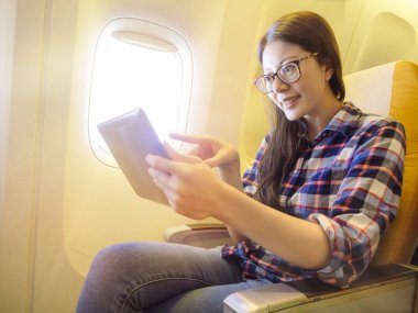 Mobil pad seyir tatlı güzellik kadın yolcu