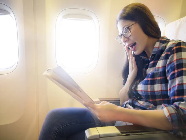 Красивая женщина путешественница, сидящая в самолете — стоковое фото