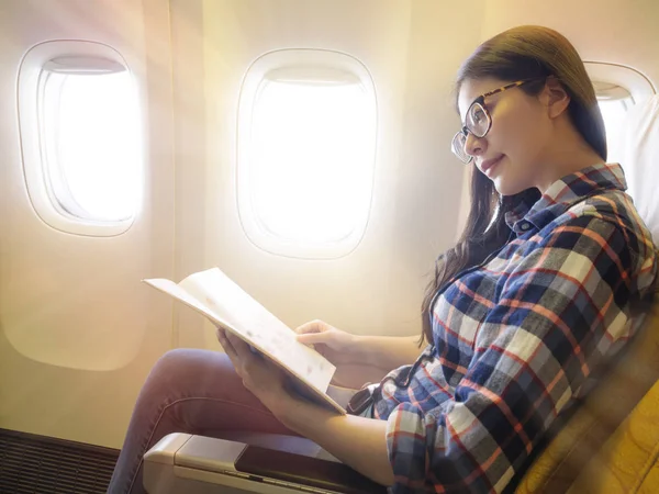 Успешная деловая женщина на самолете — стоковое фото