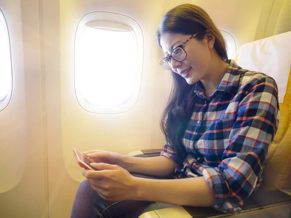 Счастливая симпатичная студентка садится в самолет — стоковое фото