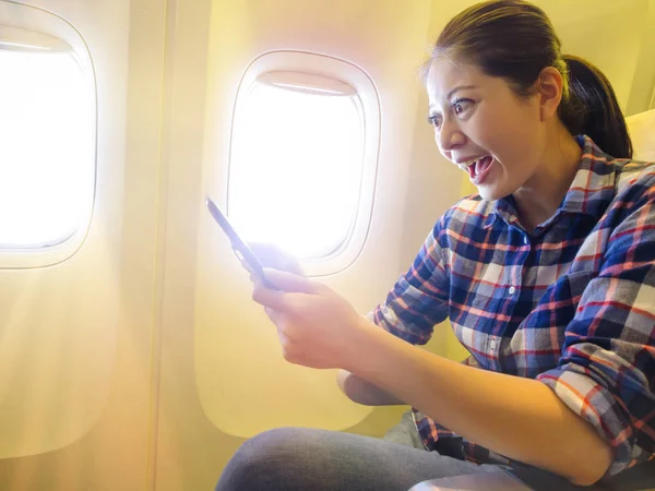 Женщина-путешественница держит мобильный цифровой планшет — стоковое фото
