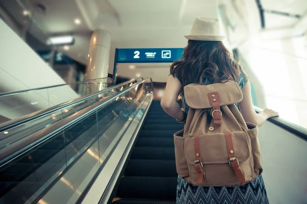 Visão traseira do viajante feminino transportando mochila — Fotografia de Stock