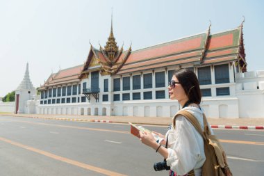 tatlı kadın backpacker tutan Seyahat Rehberi