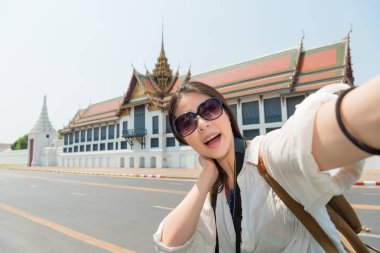 Güzellik kadını backpacker resim selfie alarak