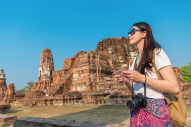 Mobil cep telefonu tutan çok şık kadın