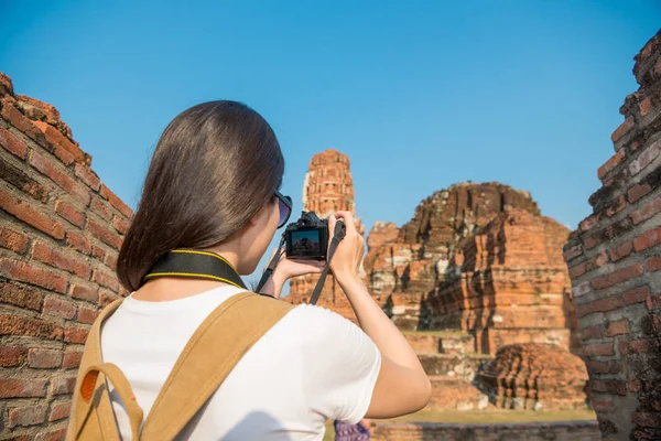profesyonel kamera ile zarif kadın turist