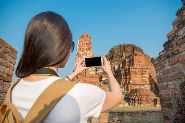 hareket eden smartphone tutan mutlu kadın traveler