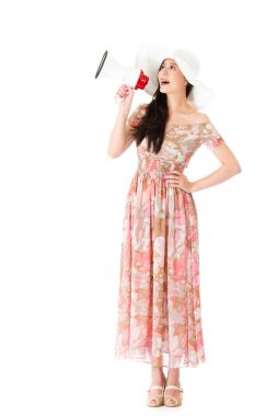 megafon konuşma kullanarak mutlu gülümseyen kadın