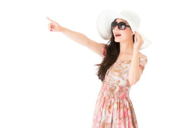 Yazlık elbise giyen güzel ince Bayan kapmak şapka