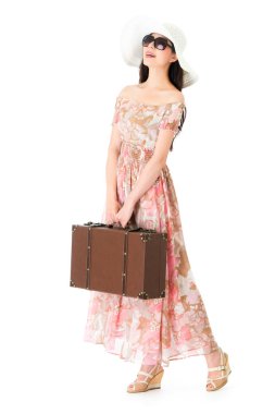 Yaz giyen gülümseyen kadın giyim seyahat