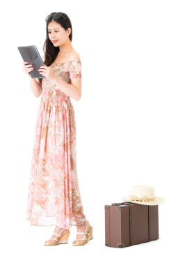 zarif kadın mobil dijital tablet vasıl arıyor