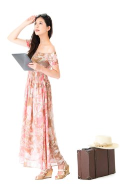 Beyaz arka plan üzerinde duran çekici Gezgin